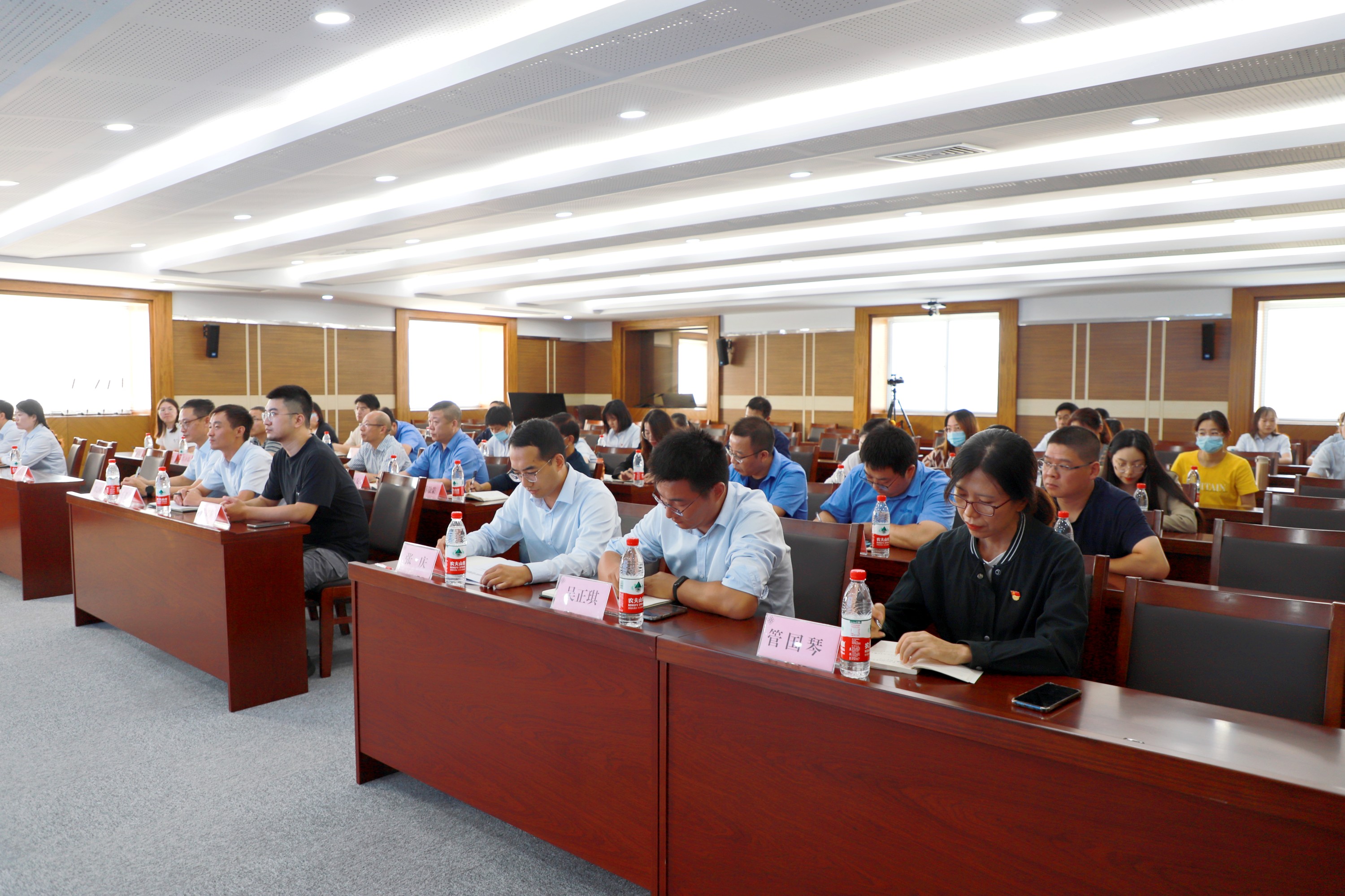 聯(lián)環(huán)集團(tuán)開展紀(jì)檢監(jiān)察業(yè)務(wù)培訓(xùn)暨警示教育會(huì)議