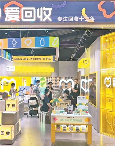 線上品牌發(fā)力線下開(kāi)店 策略、挑戰(zhàn)與機(jī)遇